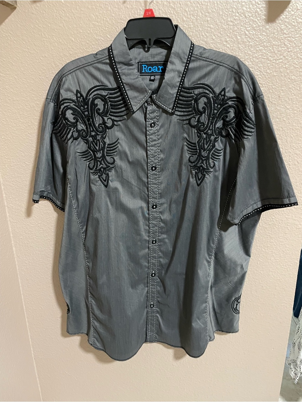 Roar Men's Short-Sleeve Grey Embroidered Button-Up Shirt